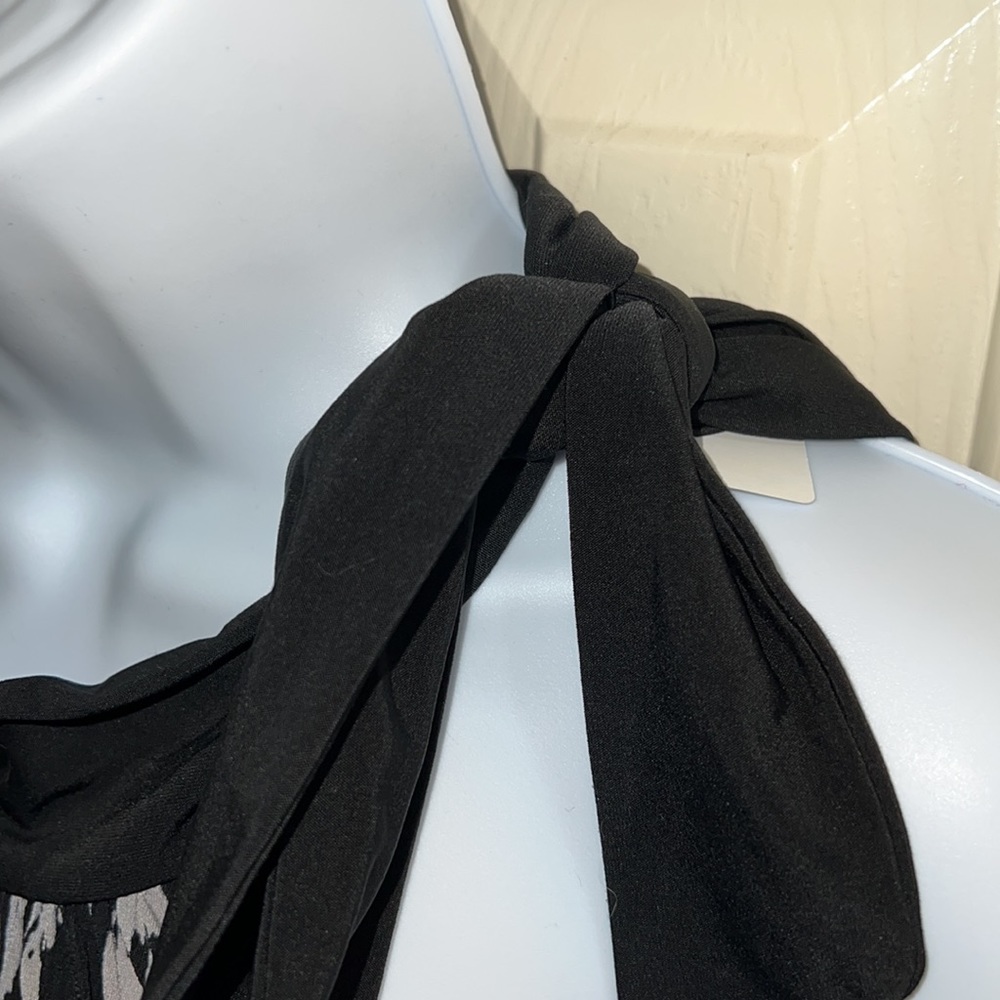 Cute Blouse. Tie around Neck - Picture 4 of 8